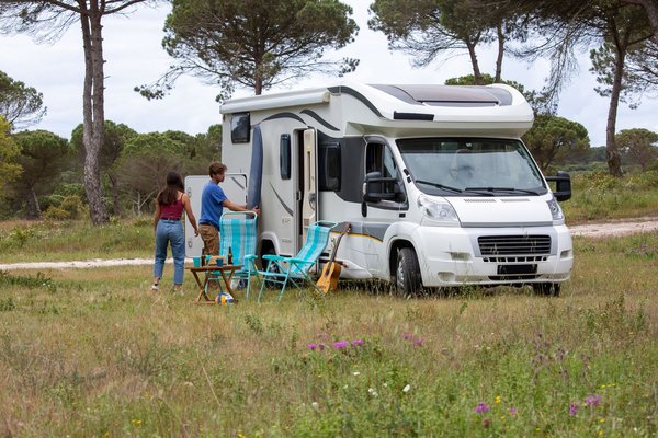 Quels sont les tarifs et les offres spéciales proposés par les campings qui louent des mobil-homes à Argelès ?